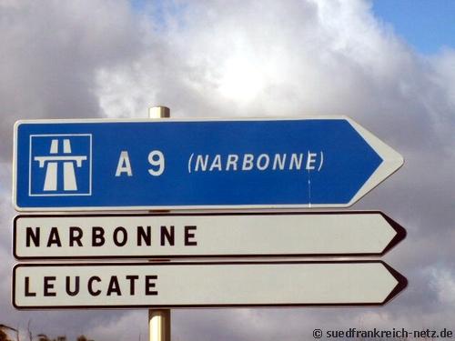 Autobahn-Wegweiser Narbonne Leucate