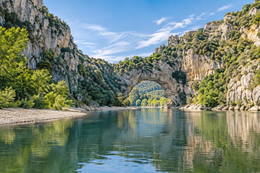 Ardèche-Schlucht mit Natursteinbogen
