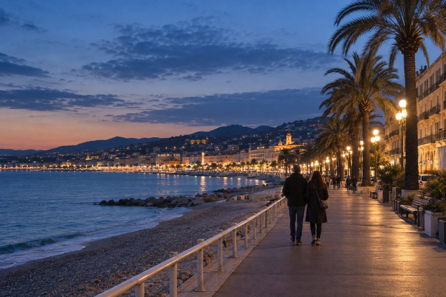Zwei Reisende bei Abenddämmerung an der Promenade von Nizza