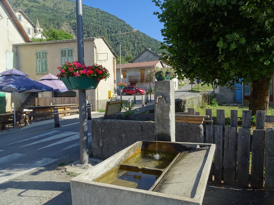 File:Olive Titus, Fontaine lavoir, Auzet.jpg