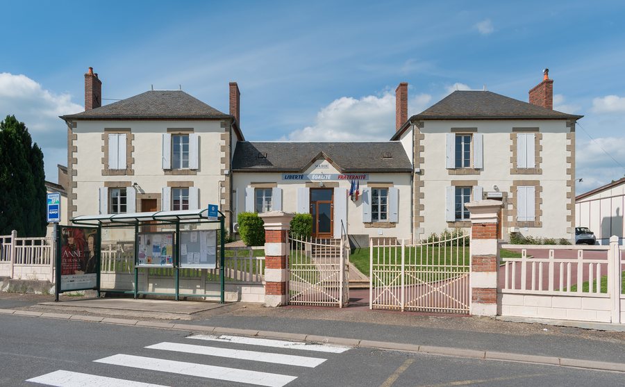 File:Town hall of Treban (2).jpg