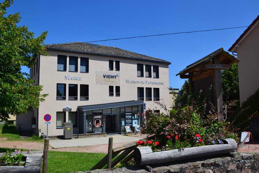 File:Chatel-Montagne town hall.jpg