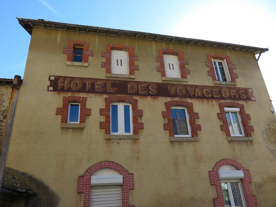 File:Bellevue-la-Montagne - Ancien hôtel des voyageurs.jpg