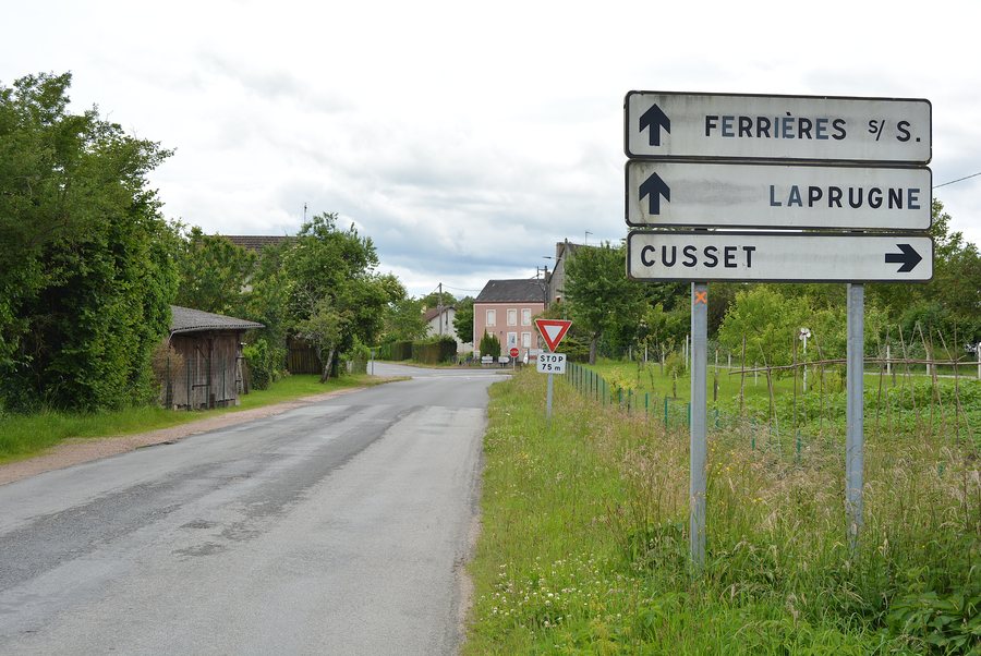 File:Avenue Joseph-Monat (Le Mayet-de-Montagne) - Présignalisation vers Ferrières et Cusset 2024-06-16.JPG