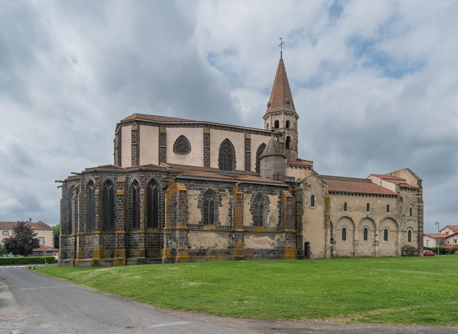 File:St Victor & Holy Crown church in Ennezat (37).jpg