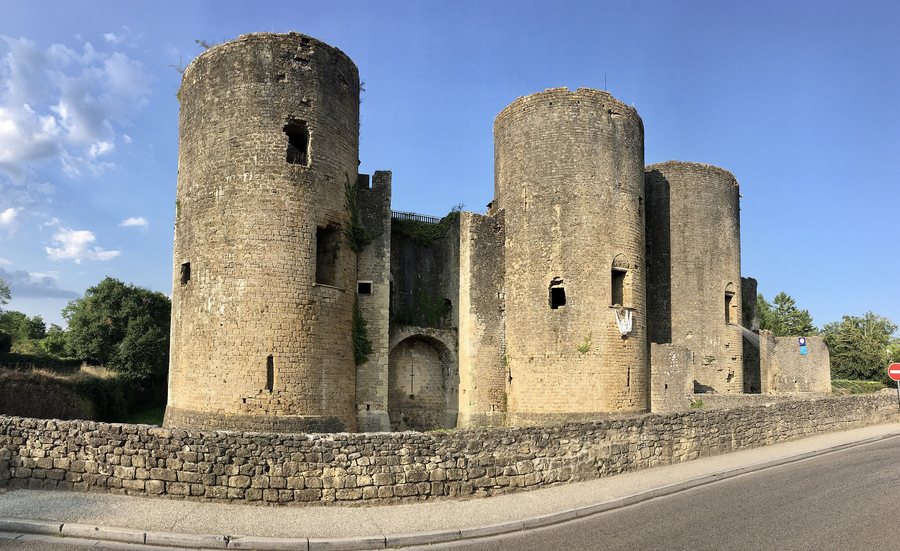 File:Château de Villandraut 03.jpg