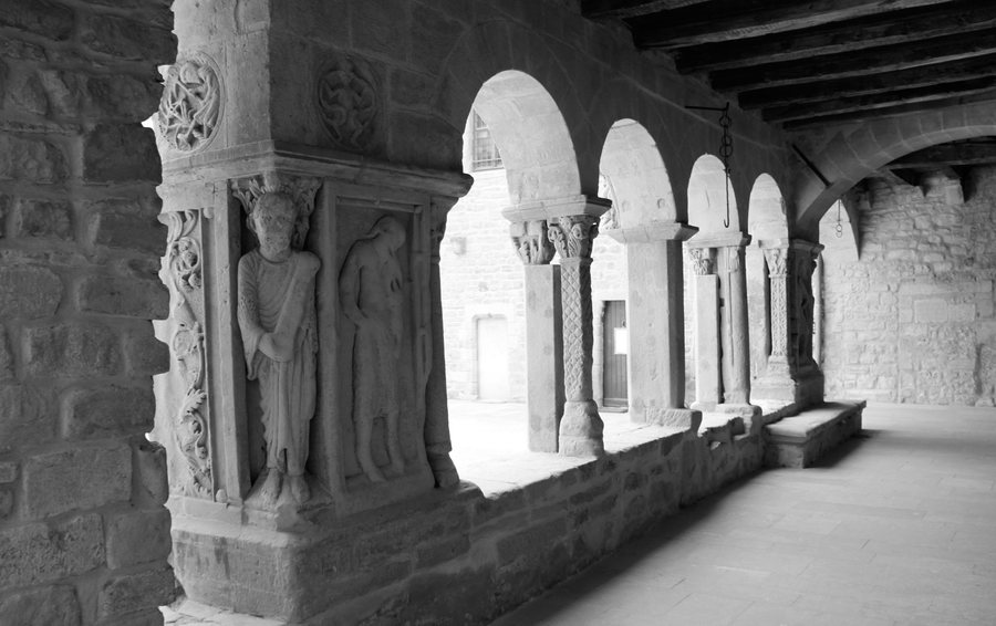File:Cloitre du palais delphinal de Saint-Donat sur l'Herbasse.jpg
