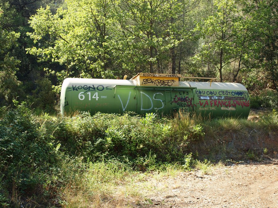 File:Trets-FR-13-citerne DFCI-a1.jpg
