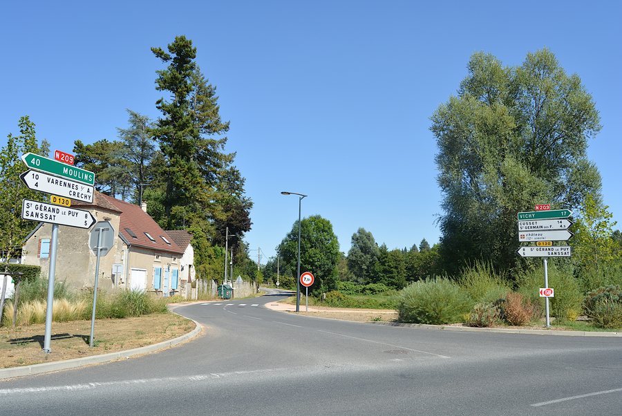 File:D 130 vers Saint-Gérand-le-Puy (Billy) 2022-08-13.JPG