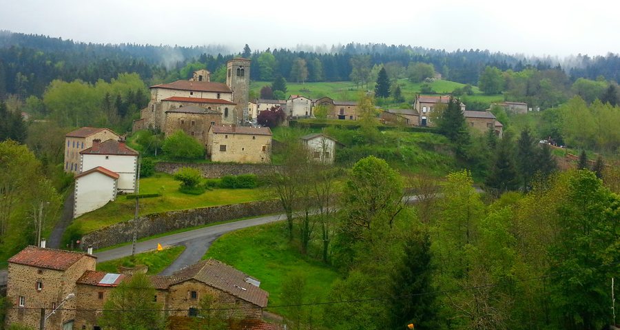 File:Le village d'Auzelles, au coeur du Livradois - panoramio.jpg
