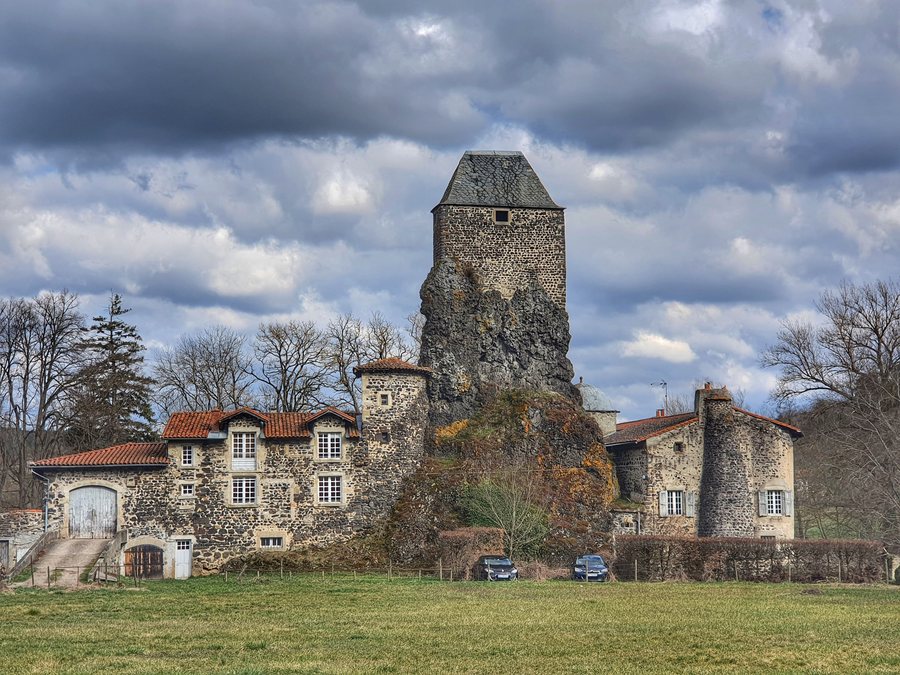 File:Chateau de Gendriac à Coubon, Haute-Loire..jpg