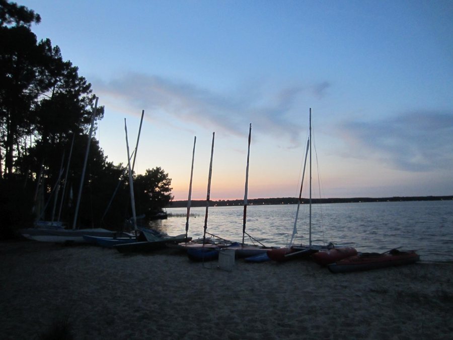 Segelboote am Ufer des Lac de Lacanau in der Abenddämmerung