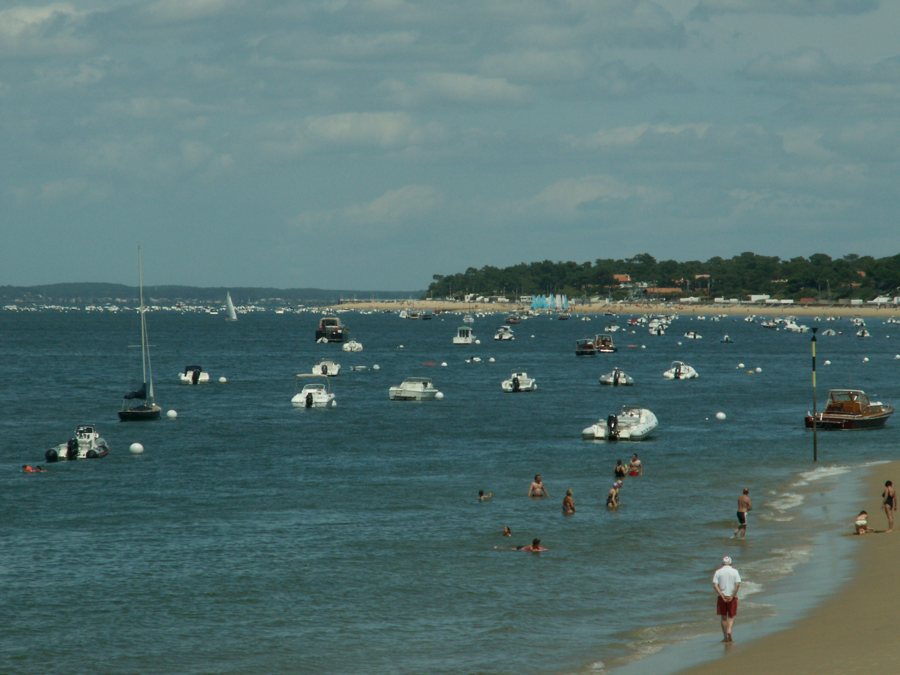 Boote ankern vor dem Strand von Biscarrosse-Plage