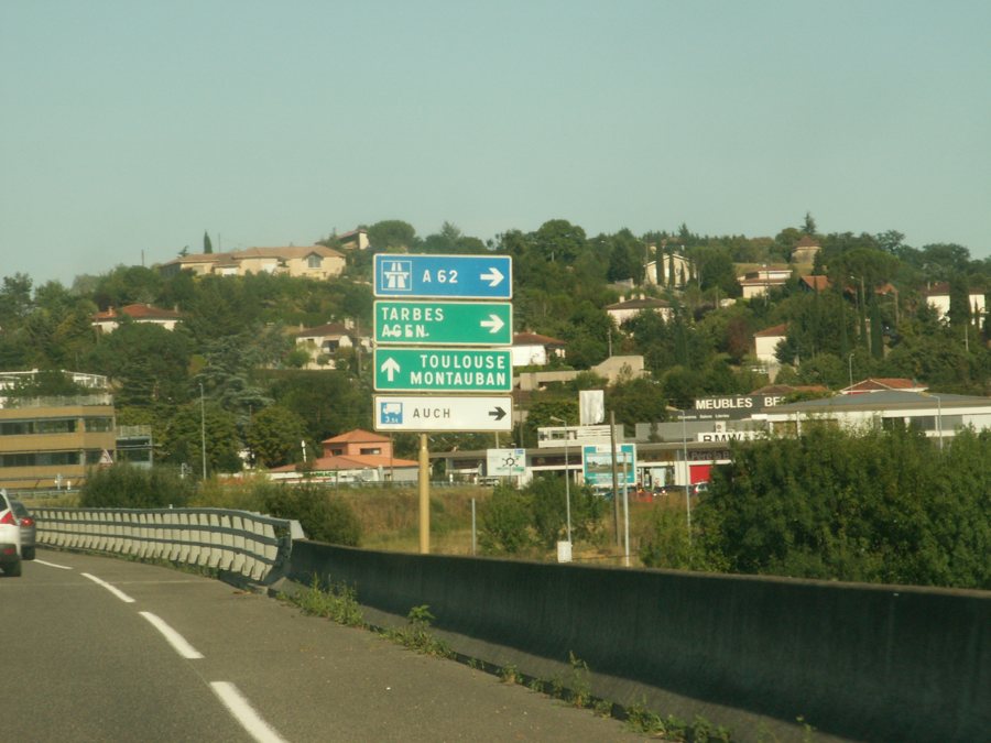 Wegweiser auf einer französischen Straße mit Richtung Tarbes