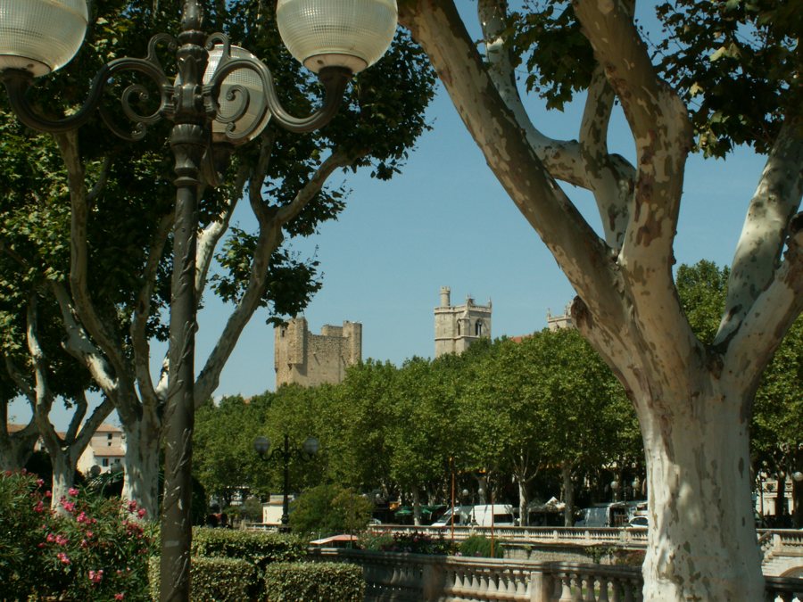 Historische Türme über einem schattigen Park in Narbonne
