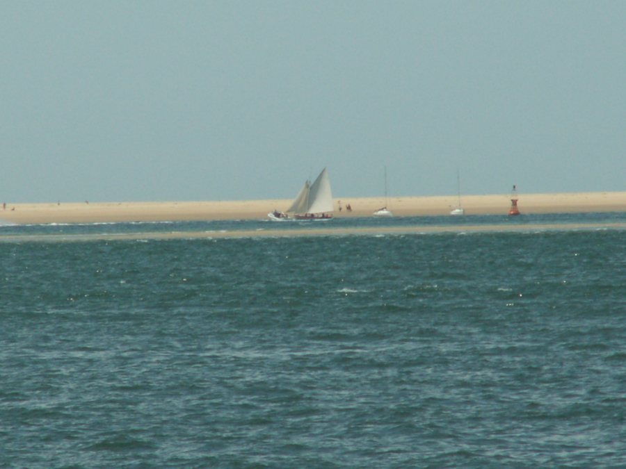Biscarrosse-Plage: Segelboot vor dem Strand