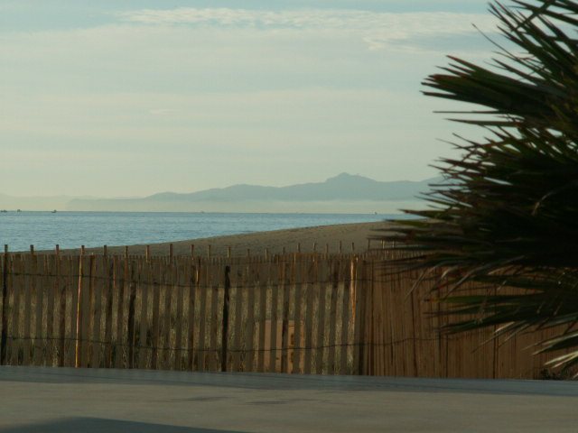 Mittelmeer und Pyrenäen bei Le Barcarès