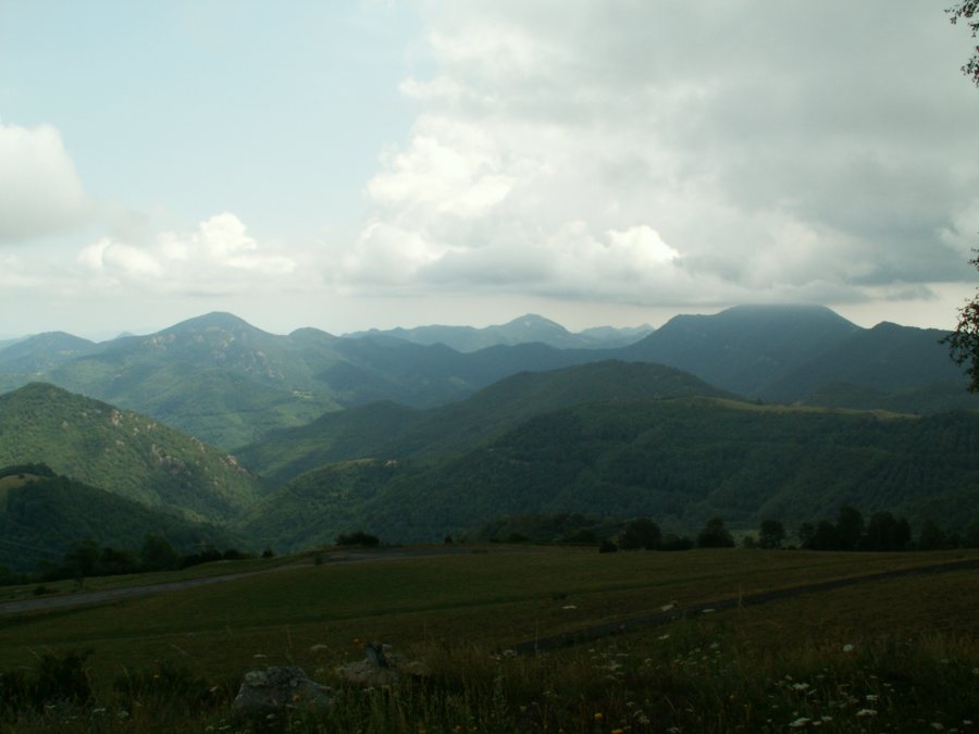 Bewaldete Pyrenäen-Berge und grüne Täler unter Wolken