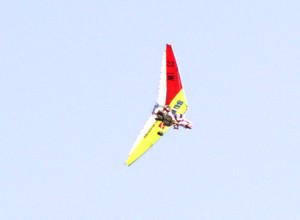 Ultraleicht-Flieger am Fusse der Pyrenäen