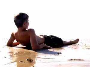 Jugendlicher am Strand