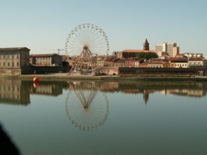 Riesenrad in Toulouse am Ufer der Garonne