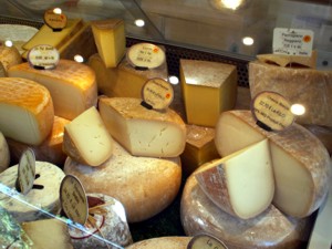 Käsetheke auf einem Wochenmarkt in Toulouse